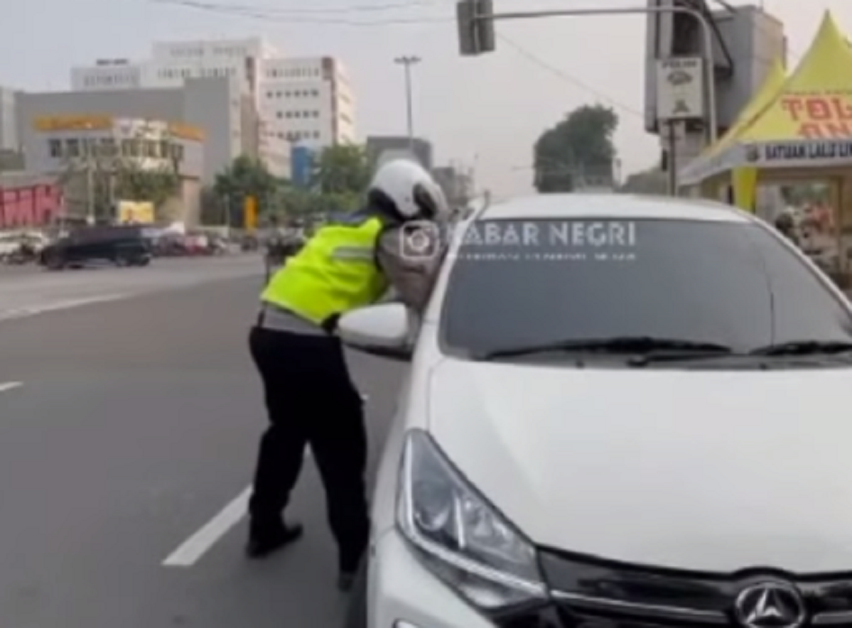 Viral Anggota Satlantas Jakpus Buat Pengendara Mobil Kesal, Netizen Bela Polantas: 'Segala Minta Surat Tugas!'