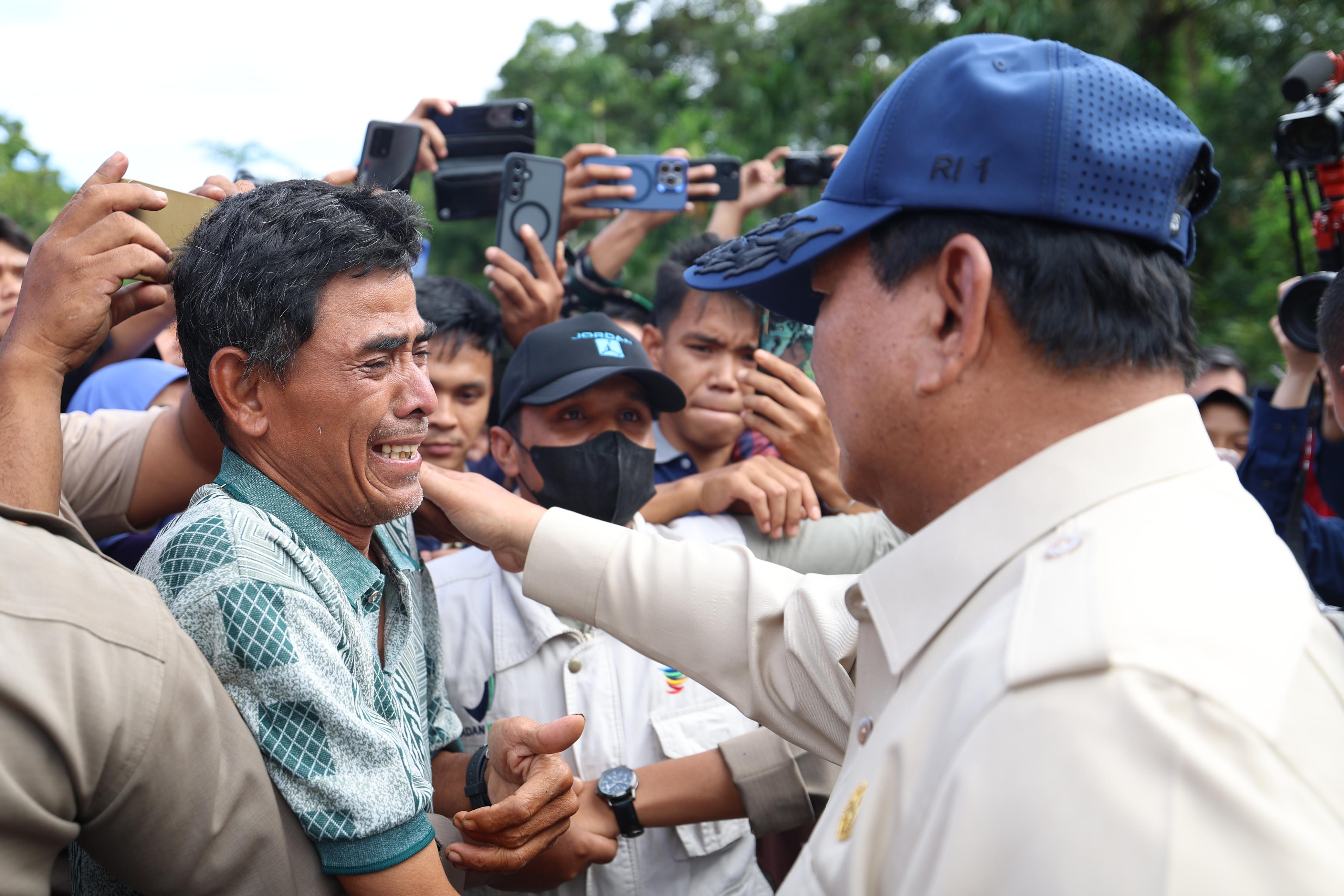Prabowo Tinjau Pengungsi di Agam, Janjikan Huntara Rampung Dalam Sebulan 