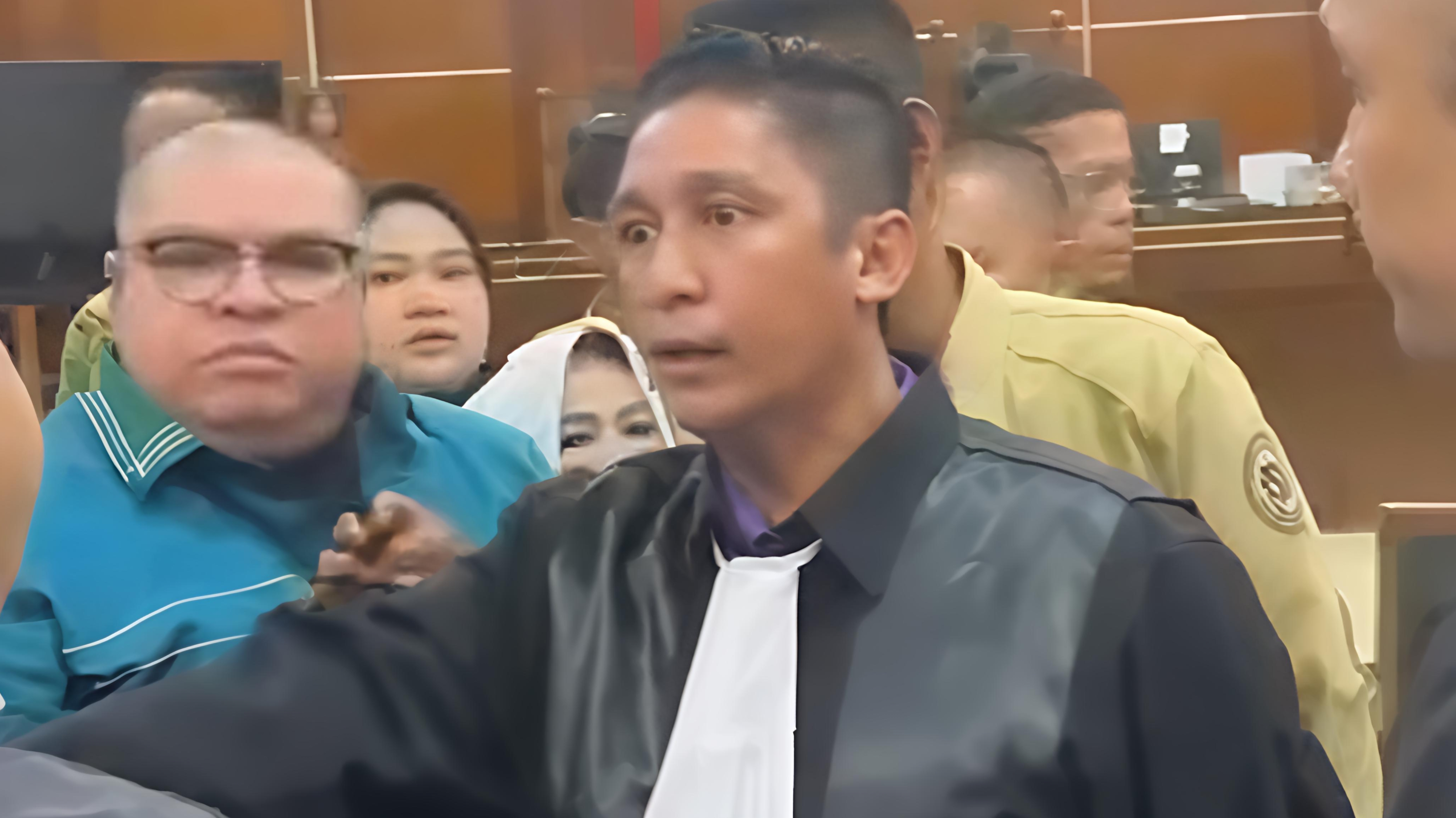 Terungkap! Ini Penyebab Firdaus Oiwobo Nekat Naik Meja saat Sidang Pencemaran Nama Baik oleh Razman Nasution