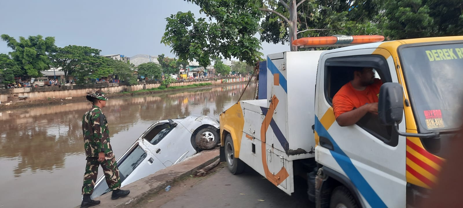 Mobil-Motor Nyebur Bareng ke Kali Cengkareng Drain, Polisi Ungkap Penyebabnya