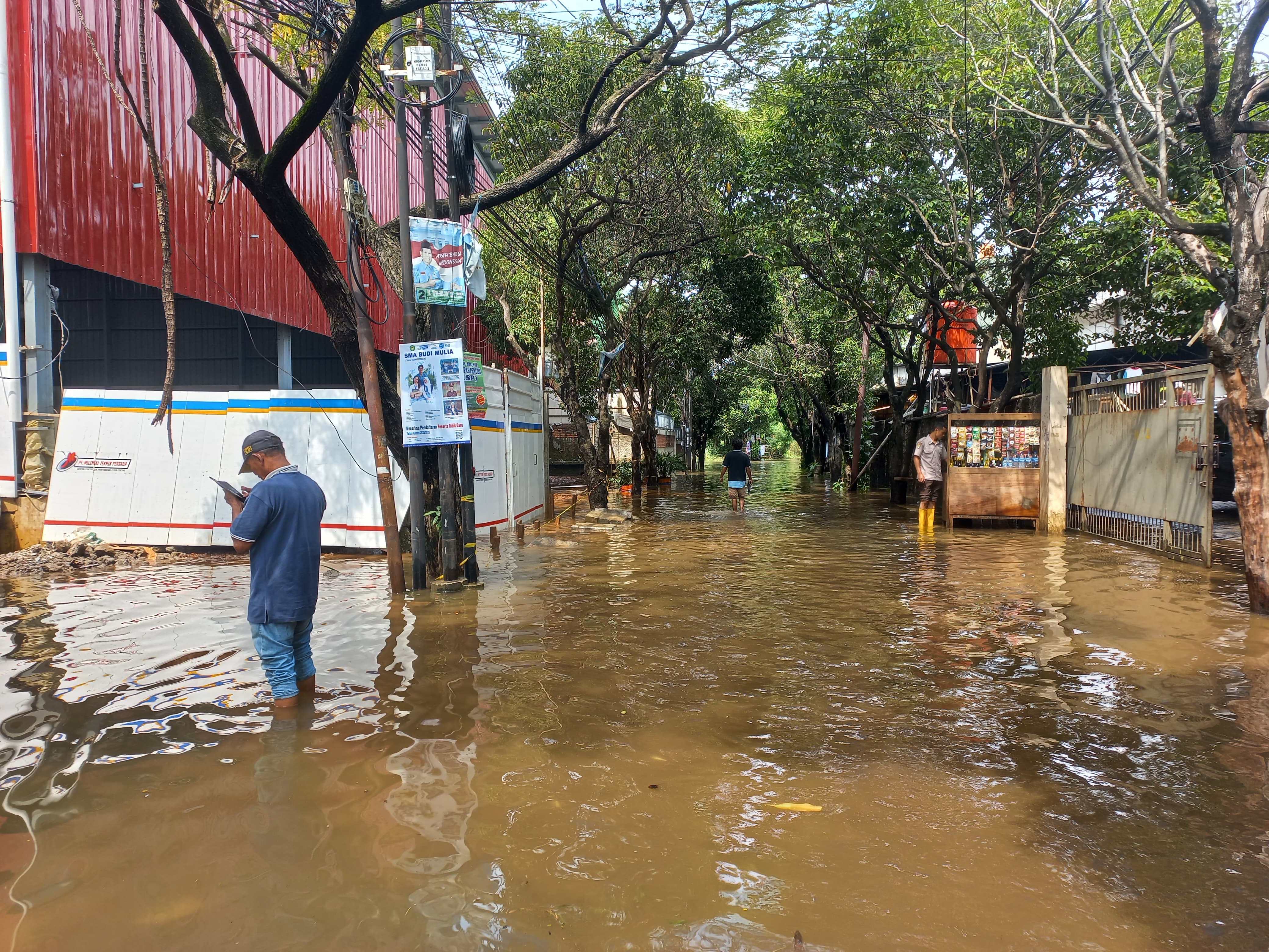 Cari Jalan Alternatif! Jalan Wana Mulya Tangerang Lumpuh Kebanjiran, SPBU Tutup, Motor Mogok