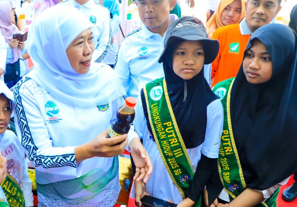Gubernur Khofifah Bersama Ribuan Warga Bersih Sampah dan Tanam Pohon