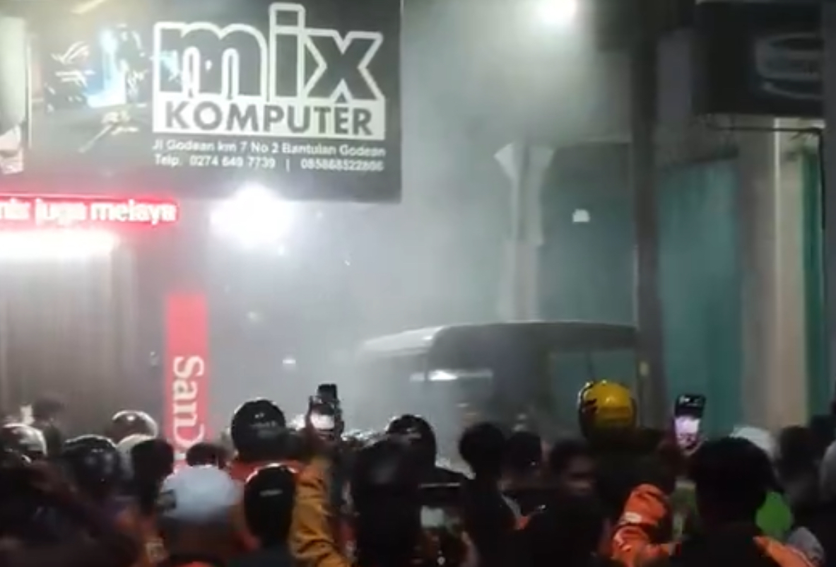 Driver ShopeeFood Dirundung, Rekan Ojol Geruduk Pelanggan di Godean Sleman, Batu Berterbangan Hantam Rumah dan Kendaraan