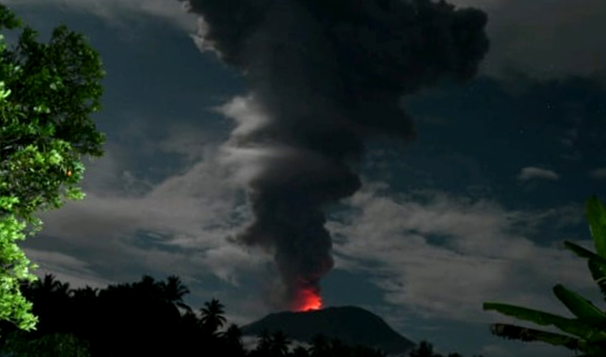 Gunung Ibu Erupsi, Semburkan Kolom Abu Setinggi 4 Km   