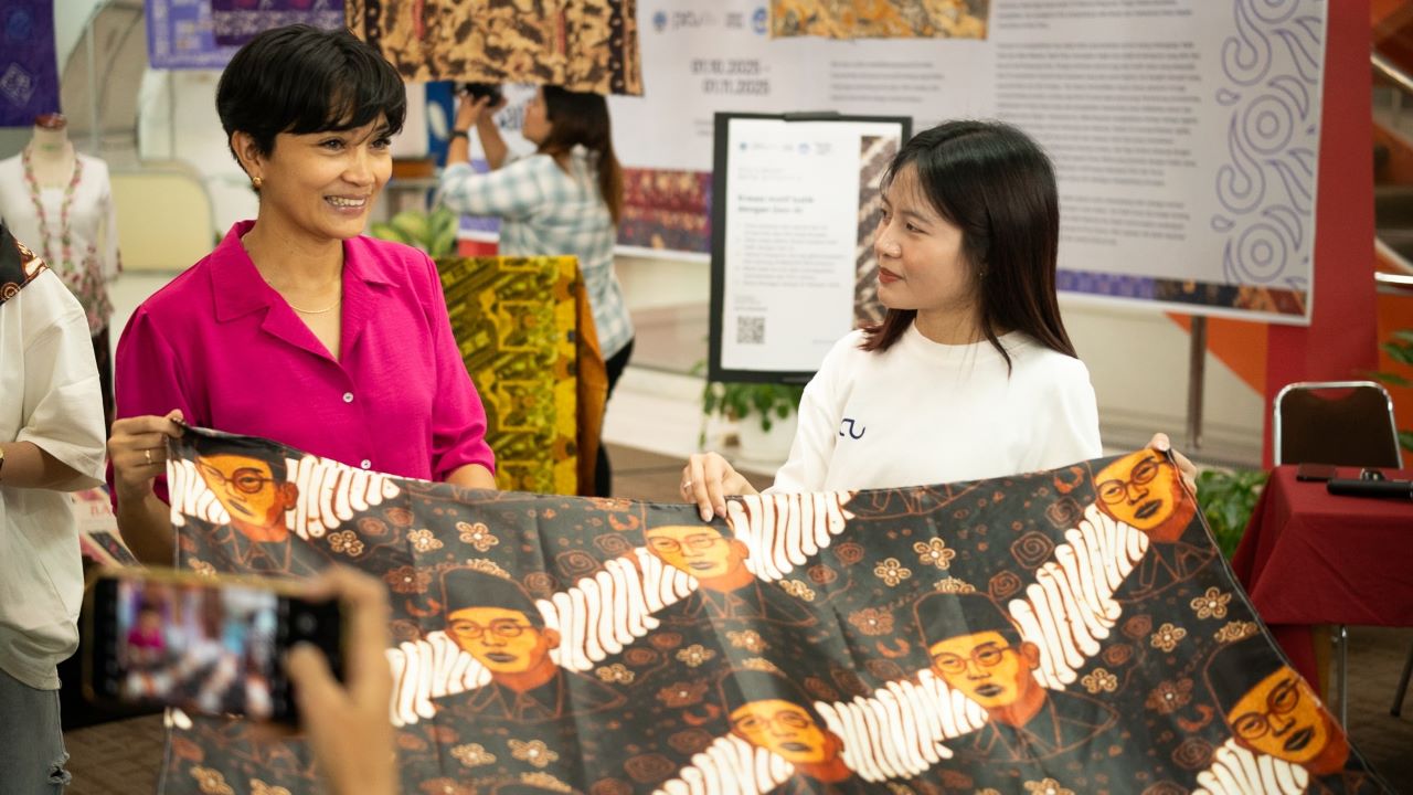 Wujudkan Kolaborasi AI dan Warisan Tradisi, Mahasiswa Petra Bikin Batik WR Supratman