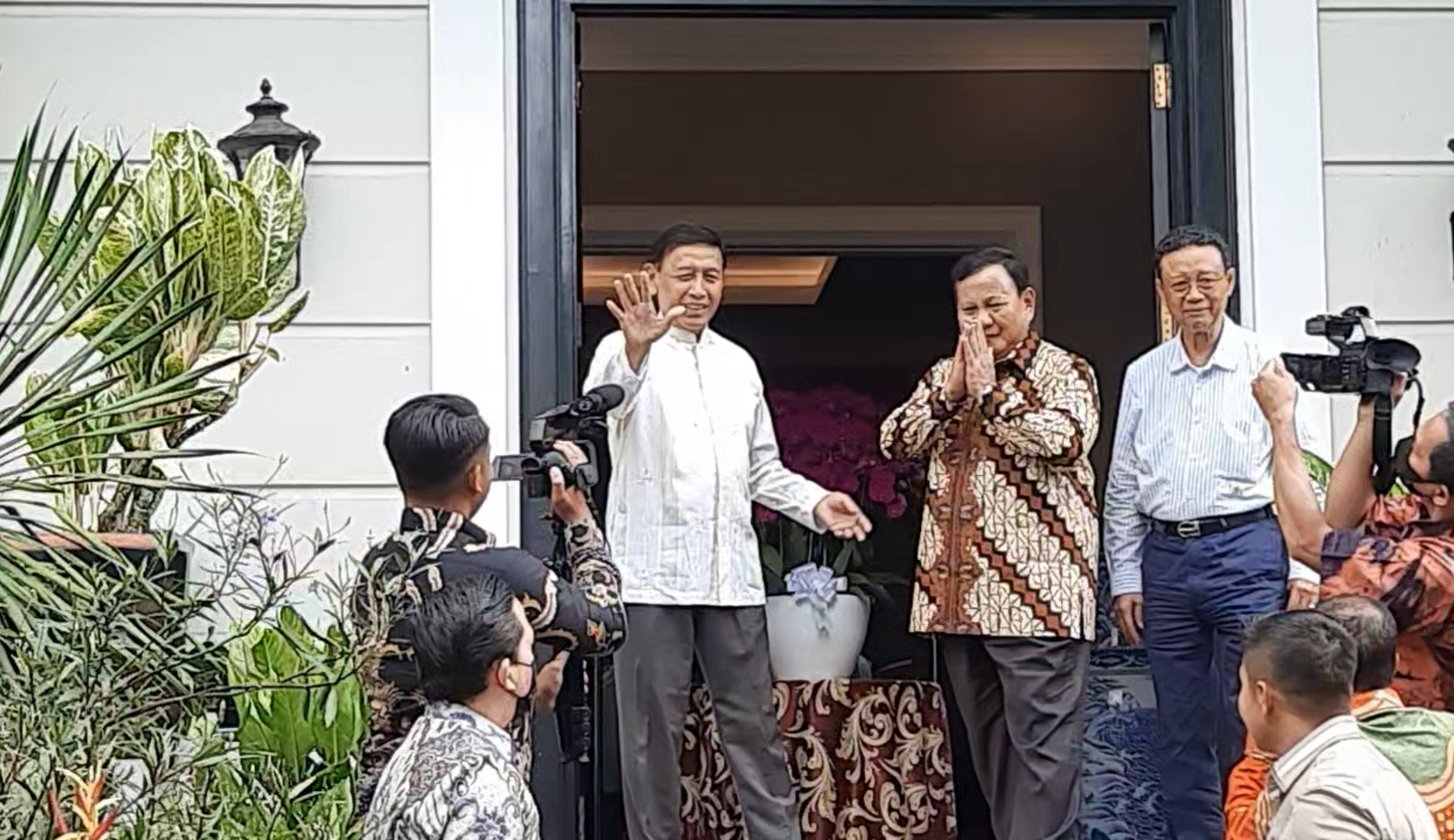 Sambangi Rumah Wiranto, Prabowo Disambut Hangat di Depan Pintu 