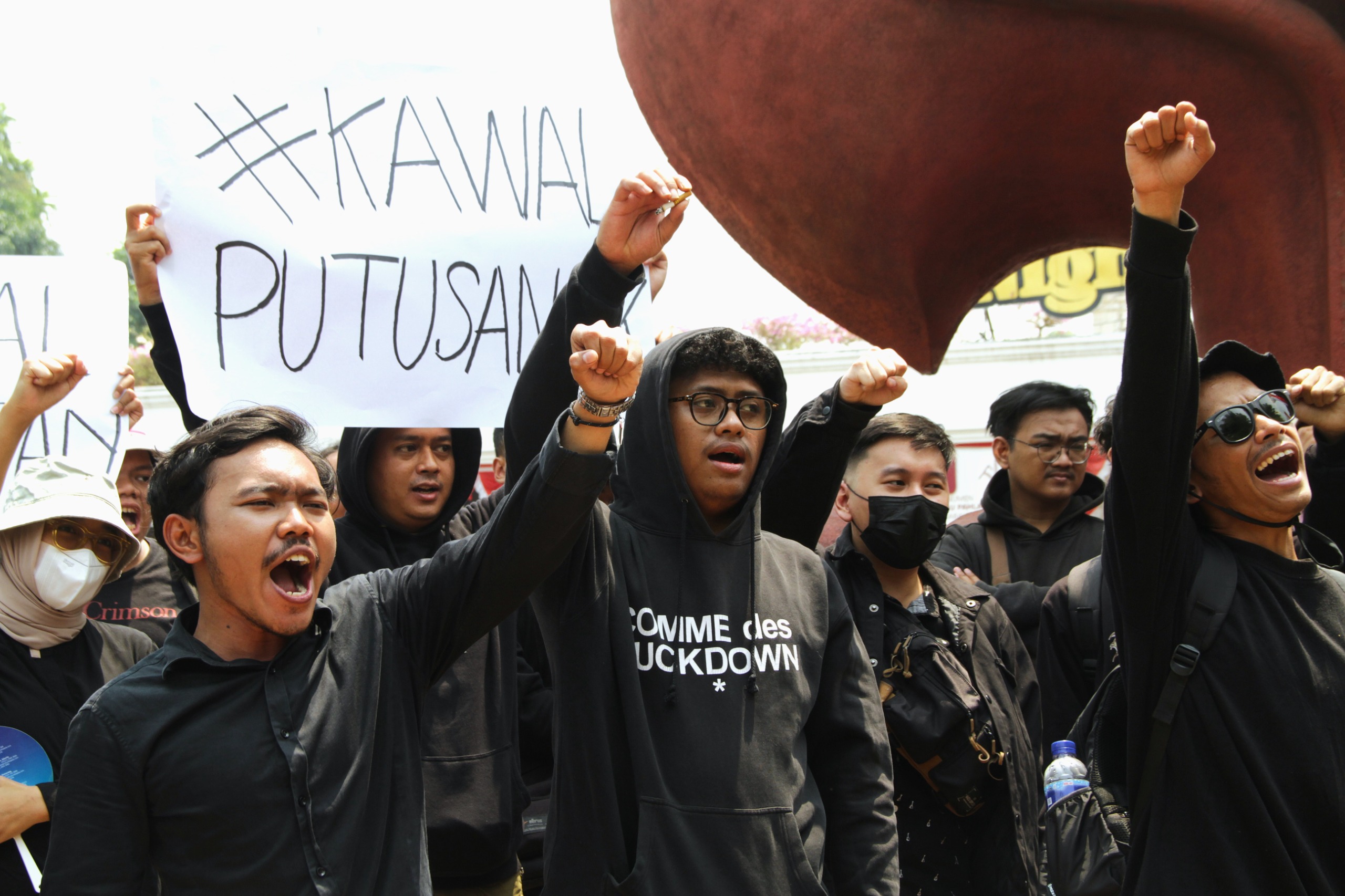 Sikap Mahasiswa Surabaya Menuai Kecaman Publik: Fokus pada RUU Pilkada atau Ospek?