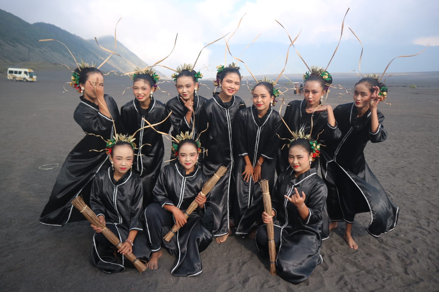 Eksotika Bromo 2025 Hari Pertama, Tari Bungo Serangkai Kisahkan Tradisi Pengambilan Madu di Jambi.