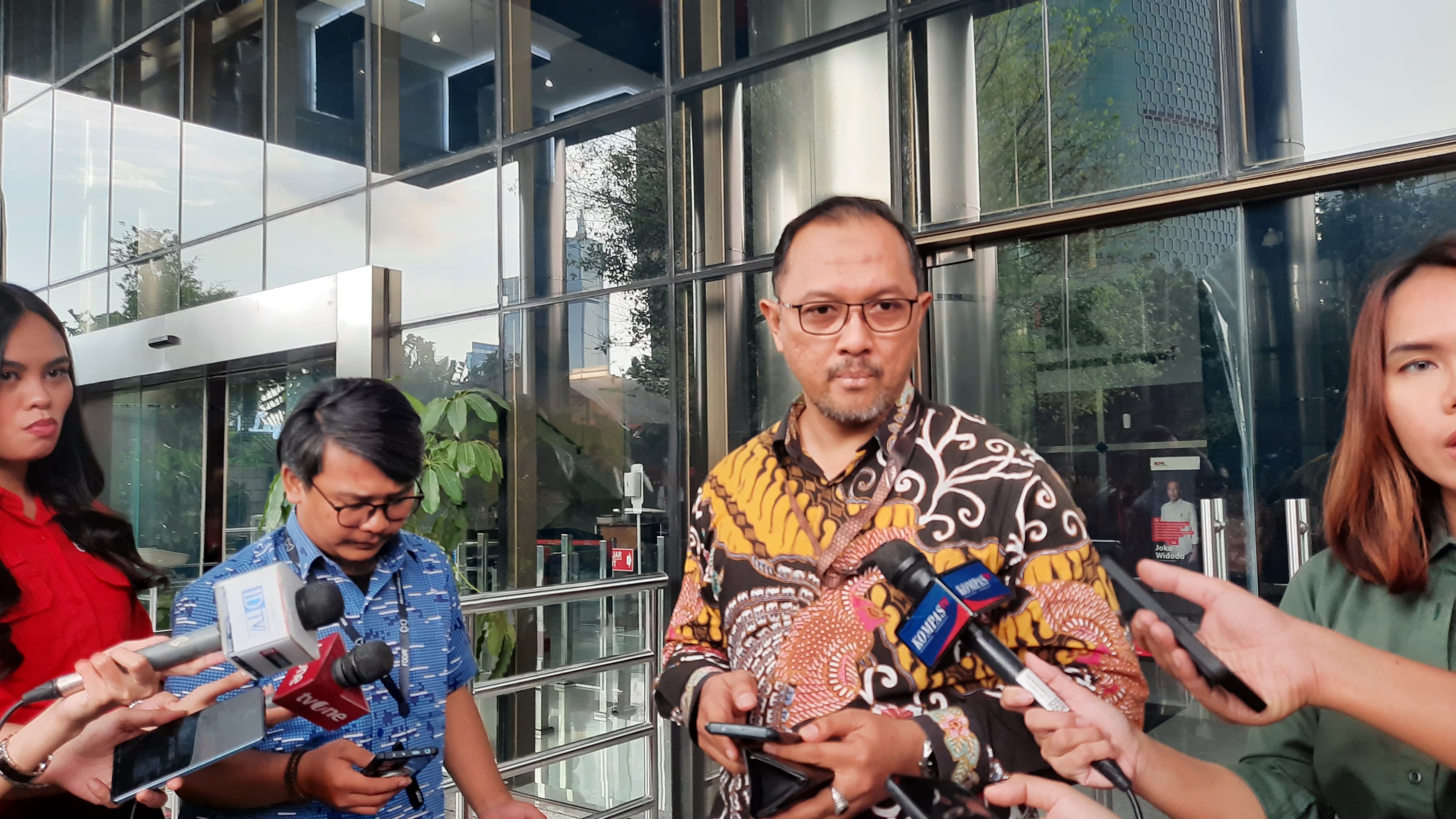 KPK Cegah 3 Orang Bepergian ke Luar Negeri Terkait Kasus Korupsi APD di Kemenkes, Salah Satunya Dokter