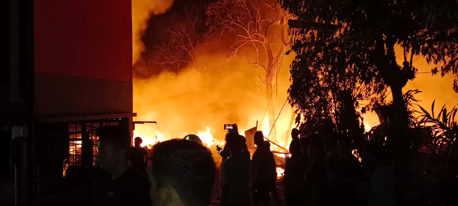 Kebakaran Hanguskan Lapak Barang Bekas di Pondok Pinang, Warga Panik Teriak Minta Tolong