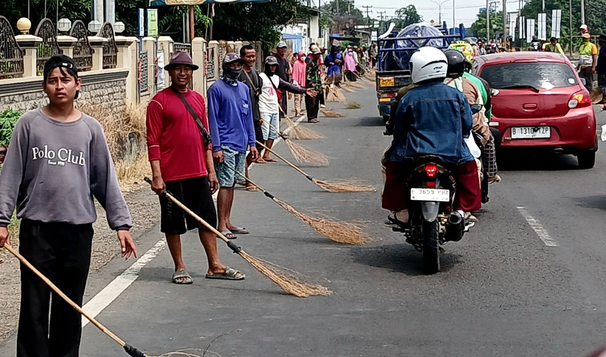 Pendapatan Penyapu Koin di Indramayu Bikin Geleng-geleng, Hadapi Bahaya Rebutan Uang