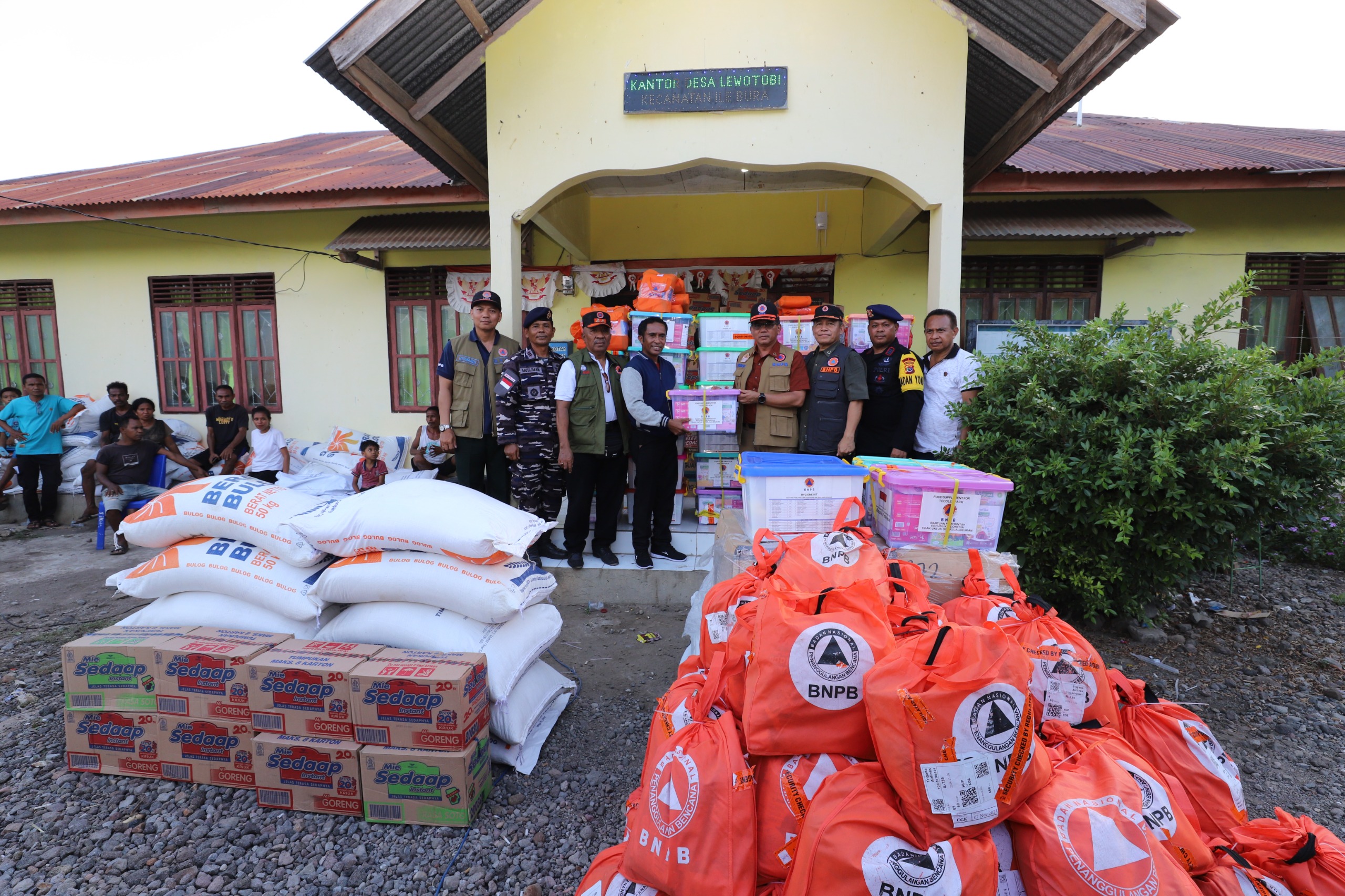 BNPB Salurkan Bantuan untuk Pengungsi Desa Terisolir di Lewotobi