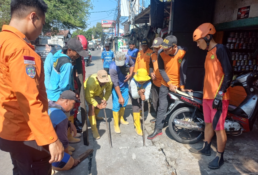 Bocah Hilang Terseret Arus Selokan di Tangerang