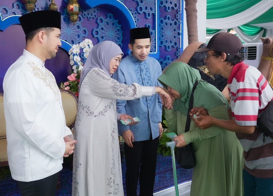Open House di Grahadi, Gubernur Khofifah Pererat Silaturahmi dan Berbagi Sembako