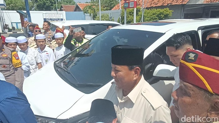 Didampingi Pakde Karwo, Prabowo Sowan ke Ponpes Genggong Probolinggo 