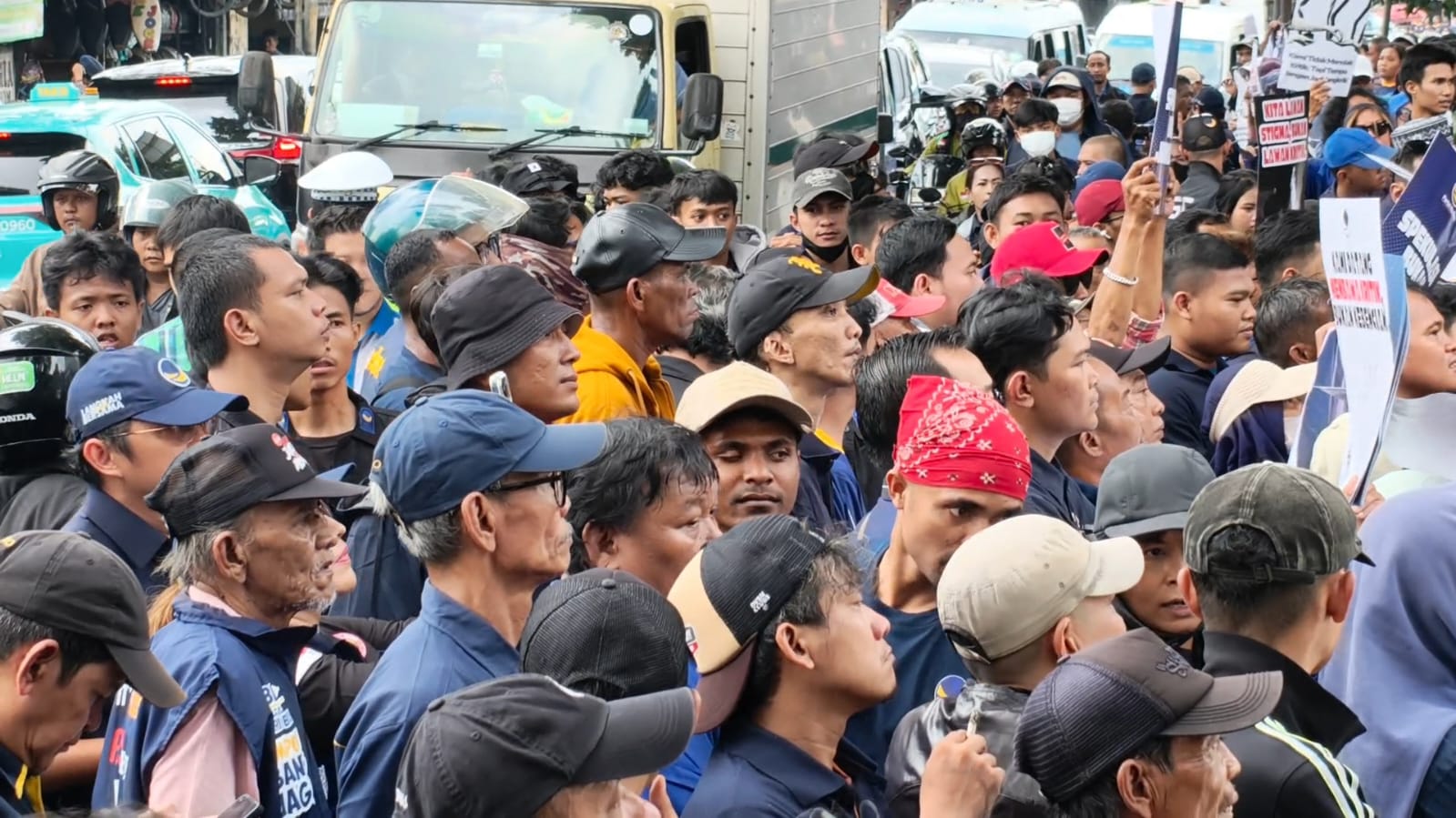 Ratusan Kader Nasdem Geruduk kantor TEMPO, Protes Karikatur Surya Paloh!