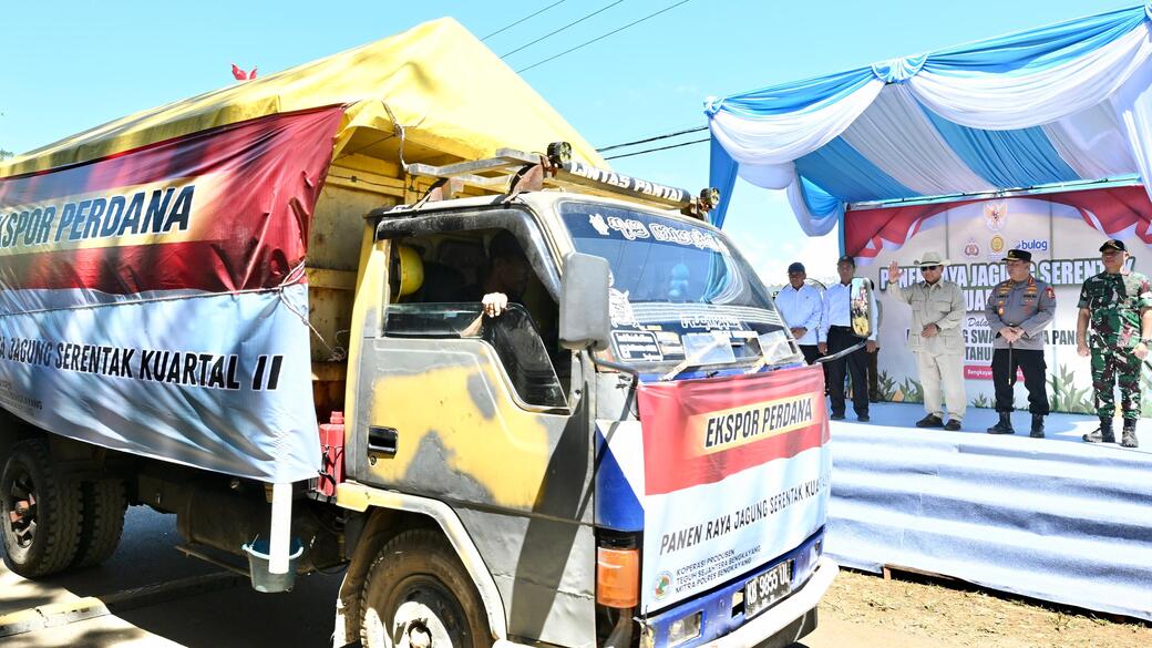 Panen Raya Jagung di Kalbar, Prabowo Lepas Ekspor Perdana Jagung ke Malaysia