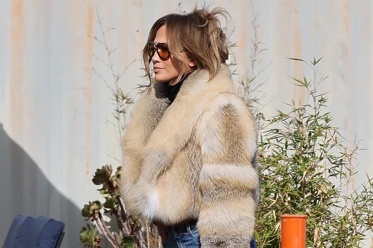 Jennifer Lopez Tampil Kasual dengan Celana Jeans Rp 40 Juta, Padu Padan Jaket Bulu