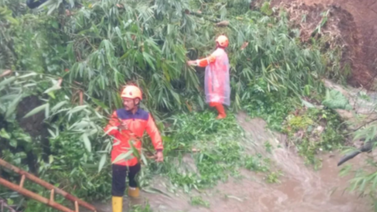 Akibat Tanah Longsor di Sukabumi, Akses Jalan Menuju Palabuhanratu Terputus