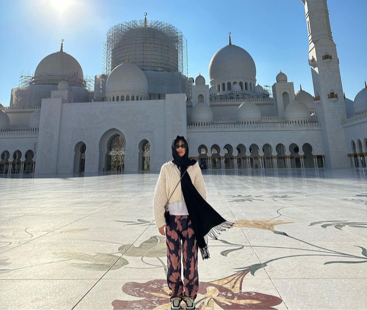 Jennie BLACKPINK Berbalut Pashmina Hitam Saat Kunjungi Masjid di Abu Dhabi, Netizen: Masha Allah, Ukhti!