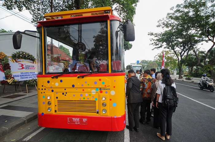 Harian Disway Ajak Tamu Tamu Ulang Tahun Naik Bus Wisata Keliling Surabaya