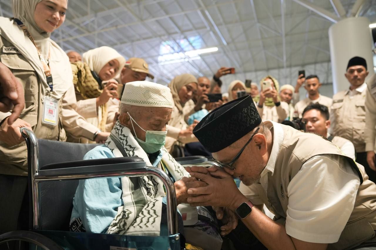 Menhaj Lepas Kepulangan Perdana Jemaah Haji Indonesia ke Tanah Air, Ini Pesan Gus Irfan
