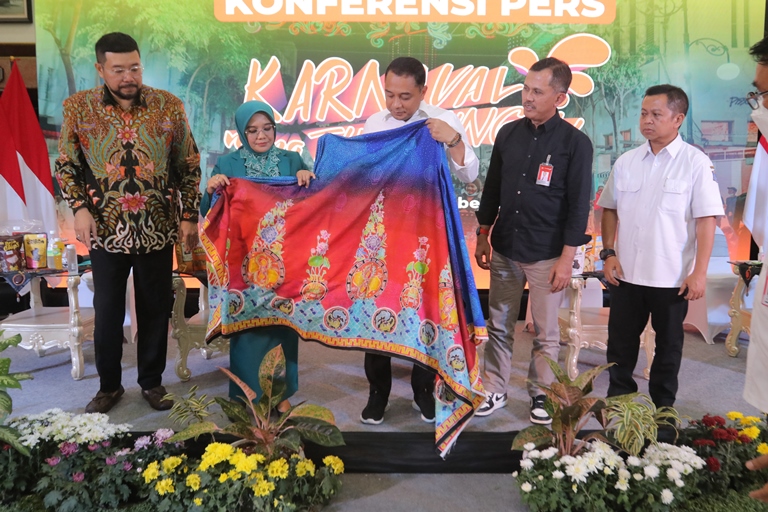   Angkat Batik Suroboyo di Karnaval Tunjungan