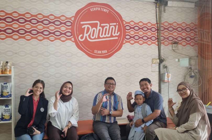 UM Dampingi UMKM Keripik Tempe Rohani Kembangkan Tepung Tempe dan Smart Packaging