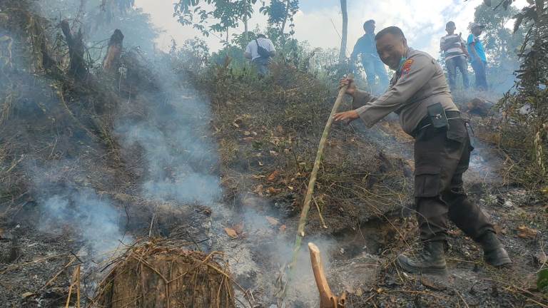 Warga Bakar Sampah, Perkebunan Gunung Terong Terbakar