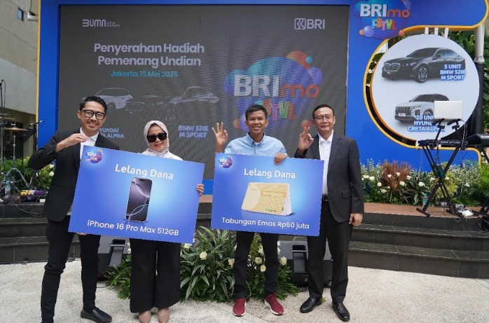 Apresiasi Nasabah Loyal, BRI Serahkan Hadiah BRImo FSTVL 2024 kepada Para Pemenang