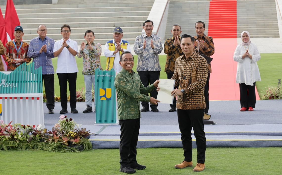 Menteri AHY Serahkan Sertifikat Tanah Istana Negara IKN ke Mensesneg