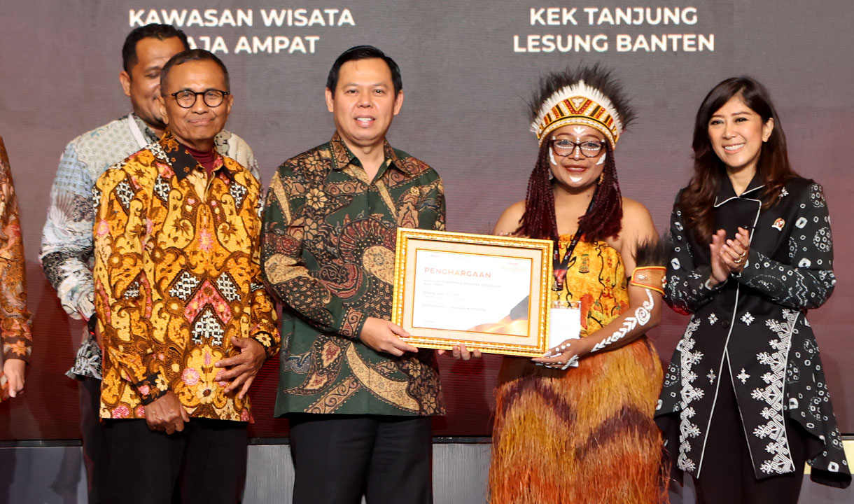 Raja Ampat Raih Penghargaan Wisata Populer di Disway Awards 2025