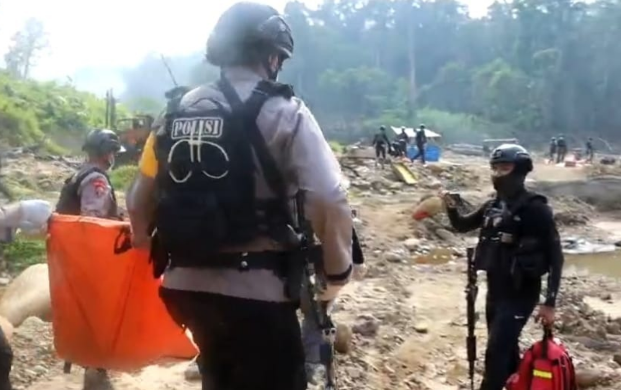 Sisir Kali I Distrik Seredala, TNI - Polri Temukan 6 Jenazah Korban Pembantaian KKB