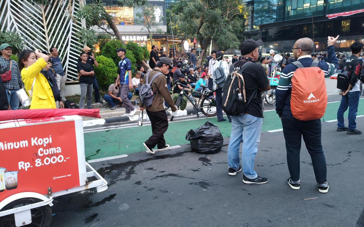 Massa Aksi di Sudirman Bubarkan Diri, Sejumlah Peserta Turut Bersihkan Sampah