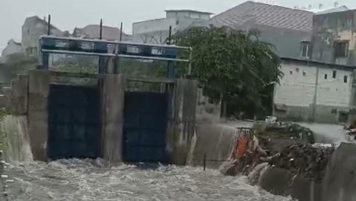 Bozem Simo Hilir Surabaya Jebol Imbas Hujan Lebat, Permukiman Terendam Banjir