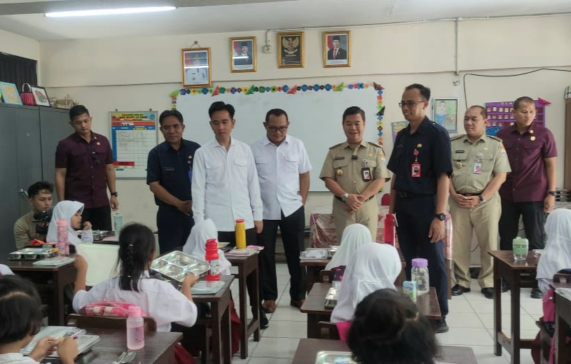 Gibran Cek Uji Coba MBG di SDN Slipi 15 dan SLBN 05 Jakarta, Bagi-bagi Buku dan Tas Sekolah