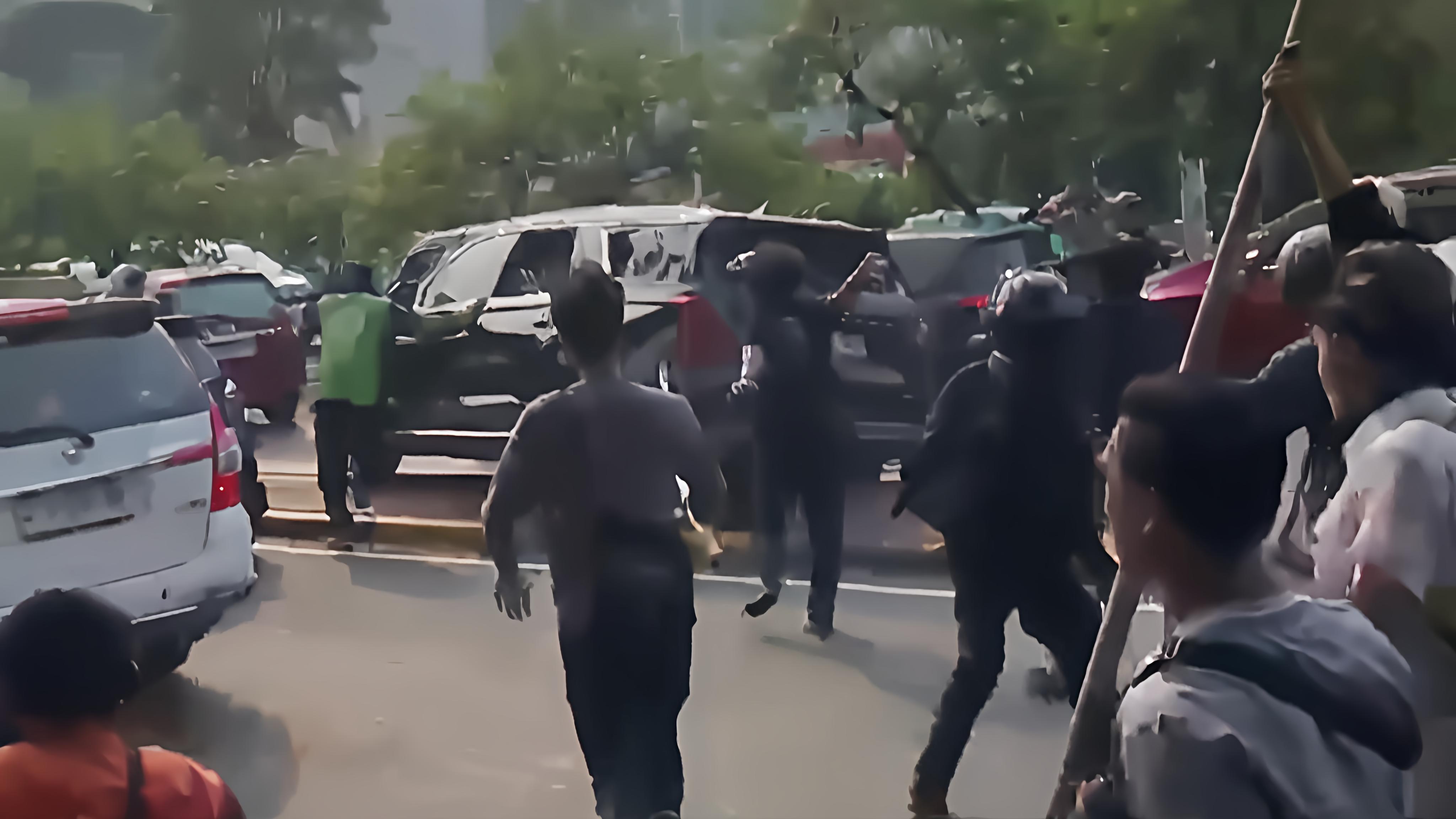 Viral Palisade Berpelat 'ZZH' Diamuk Massa Demo DPR, Ternyata Milik ASN Kementerian