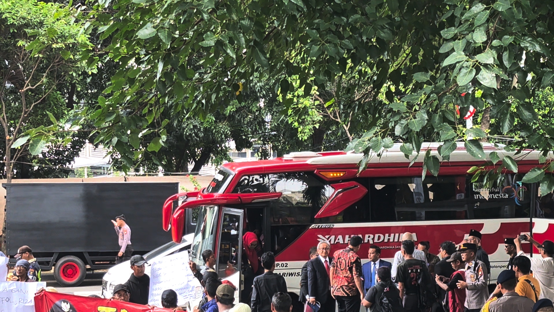 Menggunakan Bus Rombongan, Hasto Datang ke KPK Sebagai Tersangka Kasus Harun Masiku