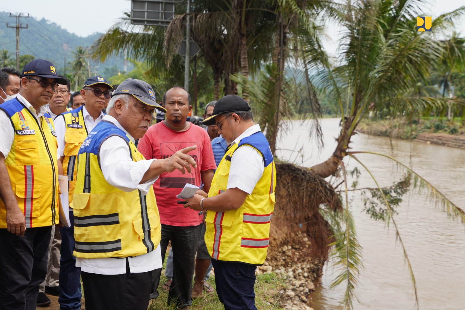 Menteri PUPR Tinjau Pemulihan Pasca Bencana Sumbar, Pembersihan Longsor Jalan Lintas Sumbar Ditargetkan Rampung Dalam 2 Minggu