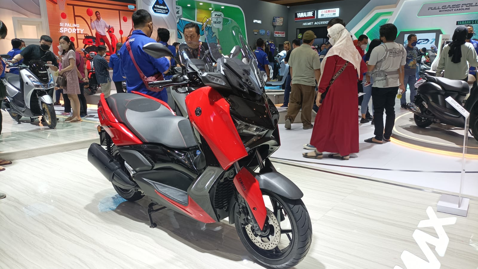 XMAX Connected Jadi Bintang Utama di Booth Yamaha di IIMS 2023