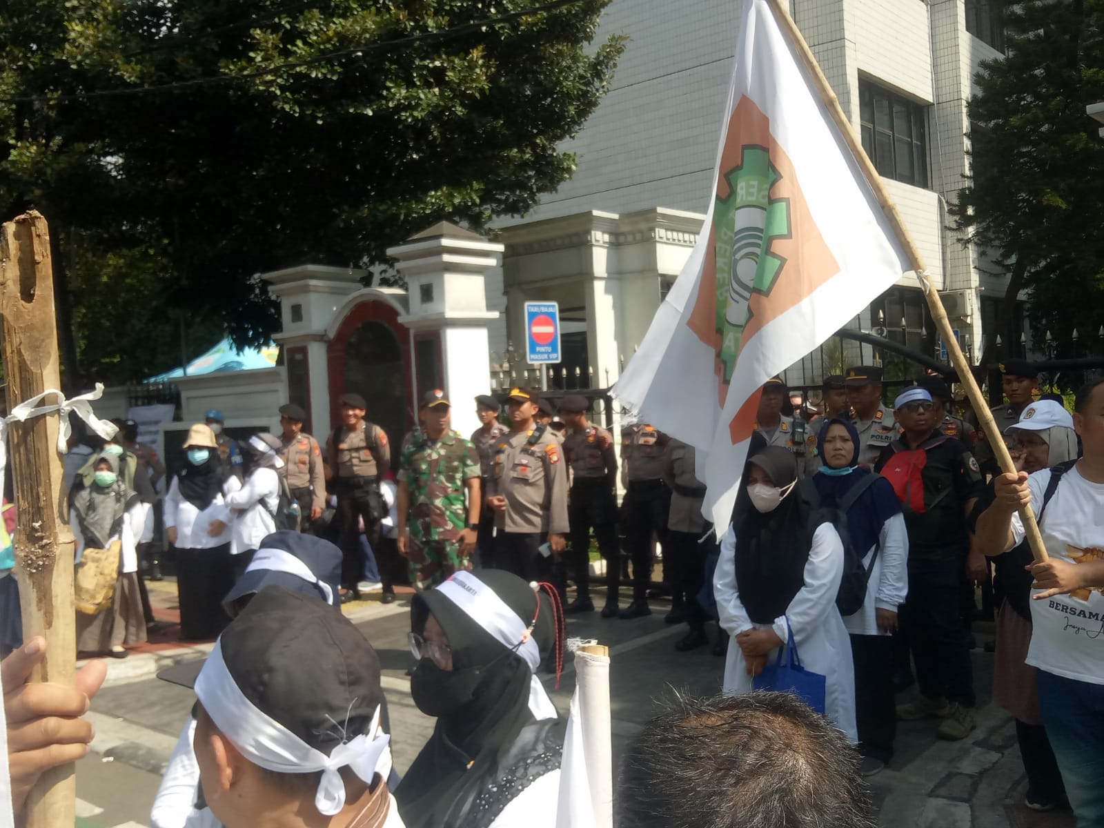 Karyawan Rumah Sakit Haji Jakarta Demo Tuntut Hak, Kemenag Beri Tanggapan 