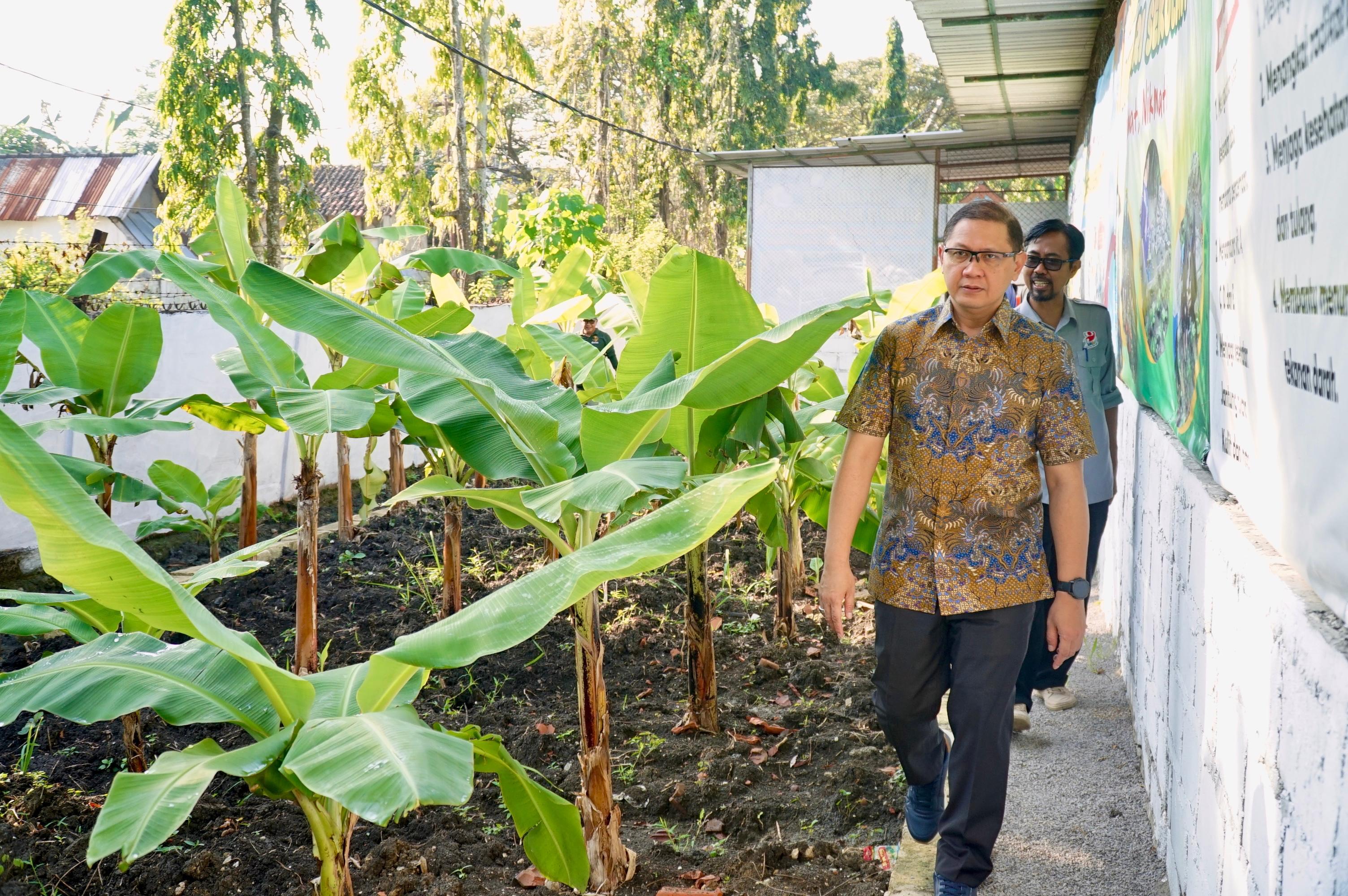 Sekolah Dilarang Paksa Siswa Beli Seragam, Dindik Jatim: Beli di Mana Saja Sesuai Kebutuhan dan Kemampuan