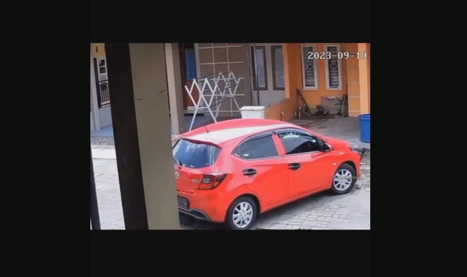 Detik-detik Maling Bawa Kabur Mobil Brio yang Sedang Dipanaskan dari Perumahan di Medan
