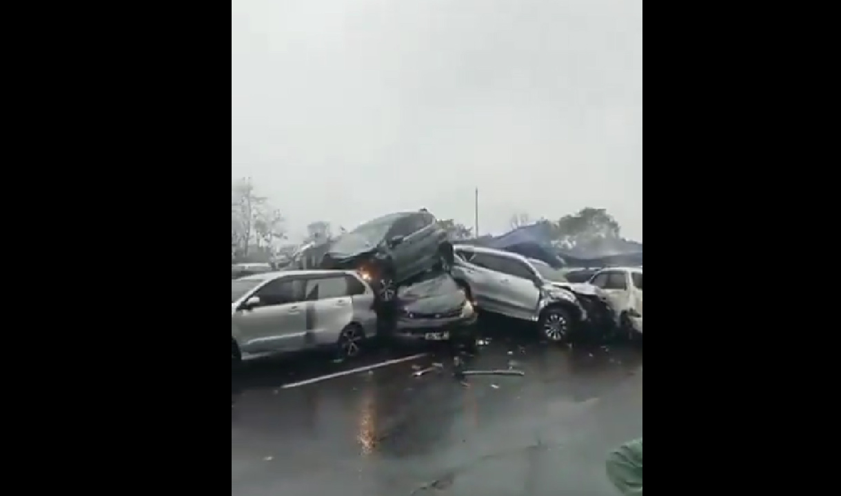 Breaking News!  Kecelakaan Beruntun Tol Purbaleunyi KM 92 Arah Jakarta, Mobil Tumpang Tindih Satu dan Lainnya   