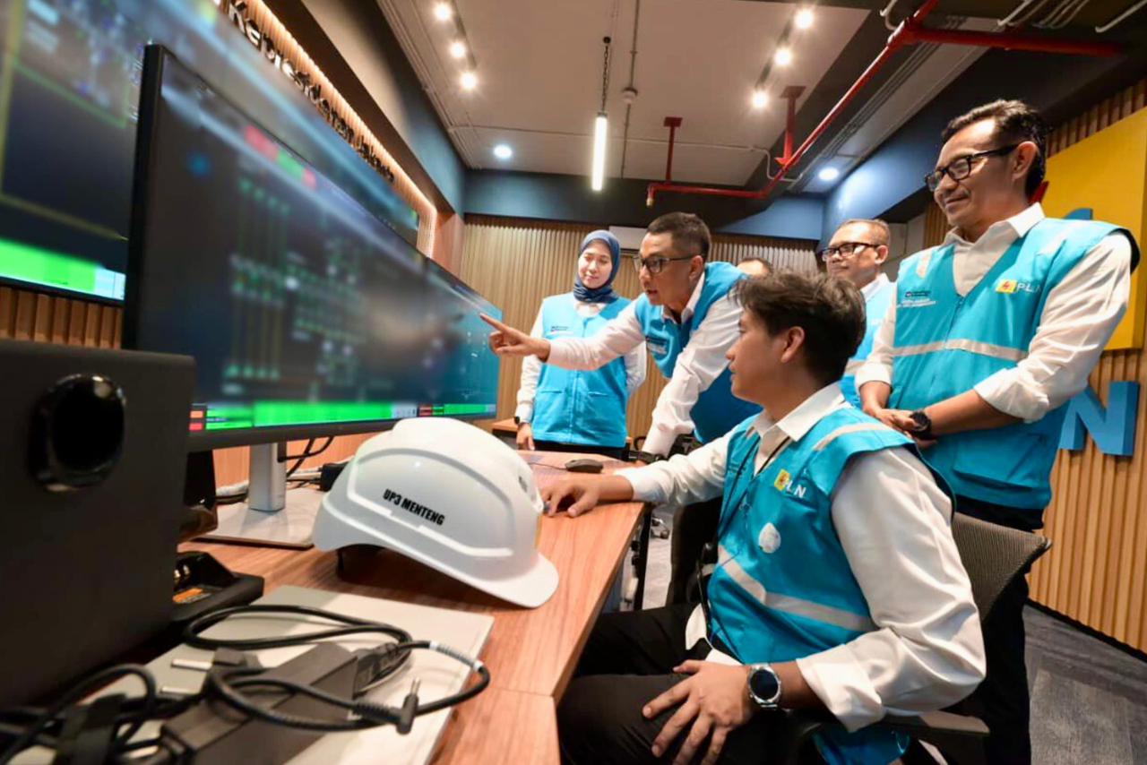 Tak Kenal Libur di Hari Raya, Dedikasi Petugas PLN Terangi Idulfitri