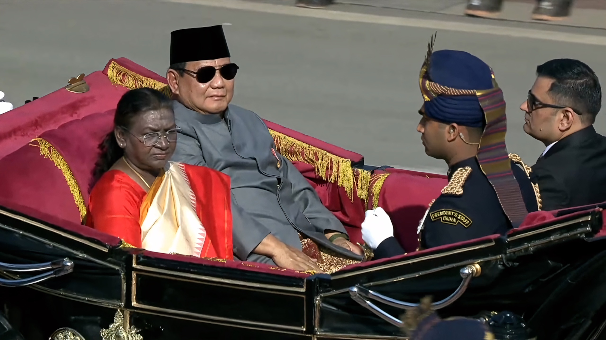 Momen Prabowo Naik Kereta Kuda Beri Hormat untuk Kontingan Indonesia di Parade Hari Republik India