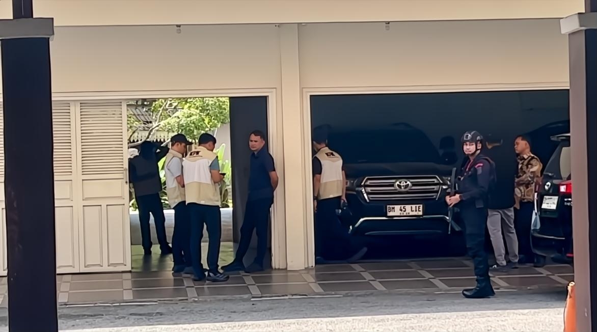 KPK Geledah Rumah Dinas Gubernur Riau Abdul Wahid, Ada Harrier Nangkring di Garasi