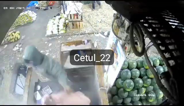 Sadis, Pedagang Semangka Disiram Air Keras dan Dibacok OTK Saat Layani Pelanggan di Pasar Induk Kramat Jati