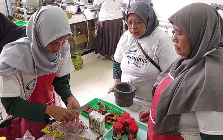 FKP Unair dan Tiga Universitas Malaysia Latih Perajin Ikan Asap Kenjeran Mengolah yang Hygine, Halal, dan Toyib