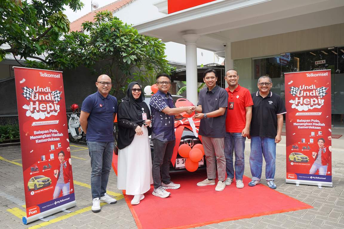 Dosen Asal Probolinggo Bawa Pulang Mobil dari Program Undi-Undi Hepi Telkomsel